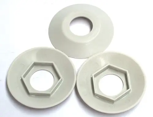 Drei graue Kunststoffabdeckungen, eine mit einer zentralen Öffnung und zwei mit hexagonalem Ausschnitt, für Daikin Produkte.
